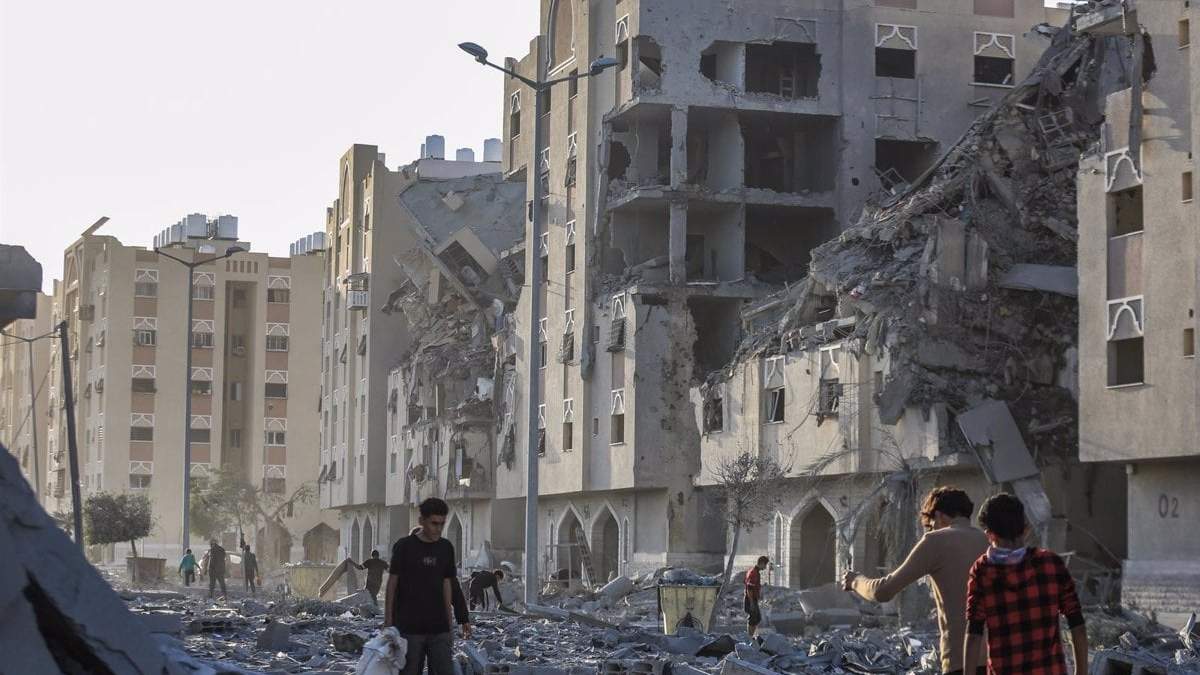 Edificios destruidos por los bombardeos de Israel contra la ciudad de Jan Yunis, en el sur de la Franja de Gaza