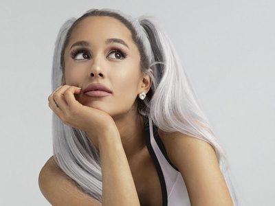 No pasa de moda: Ariana Grande volvió a colapsar las redes con un osado vestido y algo más