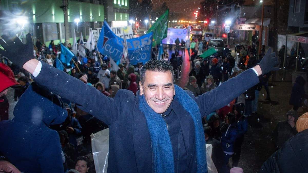 En plena nevada, Rioseco festejó con sus militantes. Fuente: (Facebook)