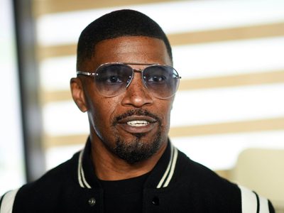 Mujer afirma que Jamie Foxx la agredió sexualmente en un bar de Nueva York; el actor niega