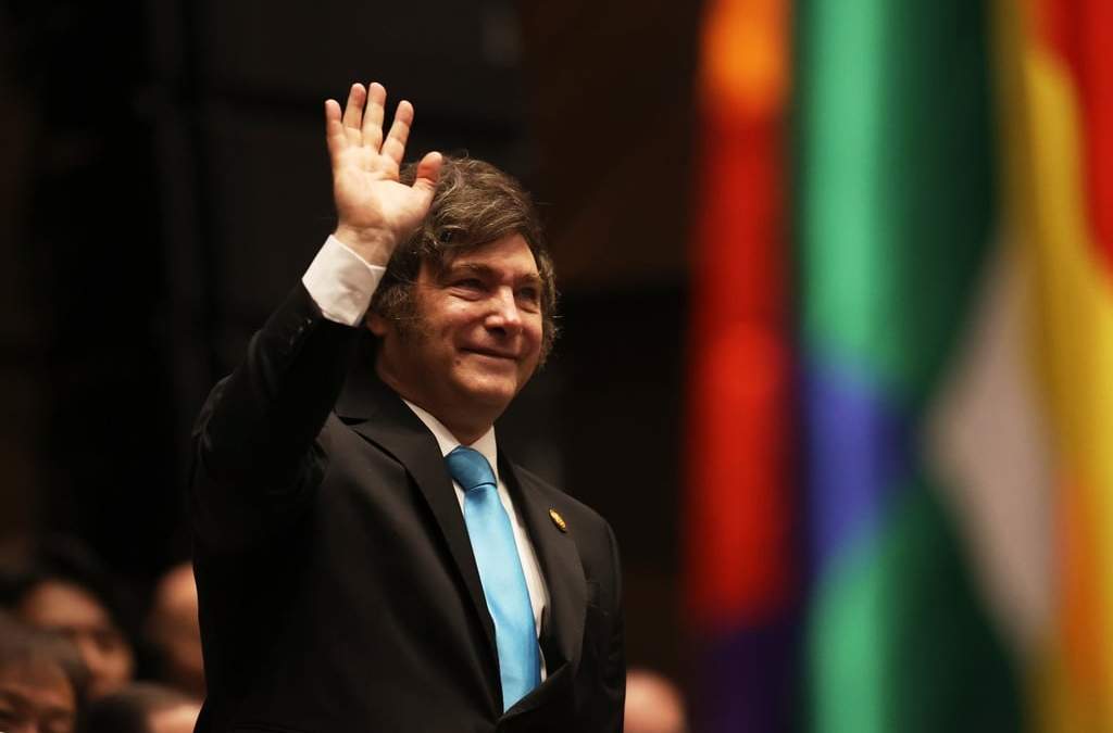 El presidente argentino Javier Milei saluda durante la ceremonia de juramentación del presidente boliviano Rodrigo Paz en La Paz, Bolivia, el sábado 8 de noviembre de 2025