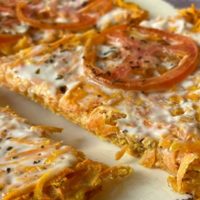 Pizza con masa de zanahoria versión fit: bien crocante y jugosa para resolver la cena este verano