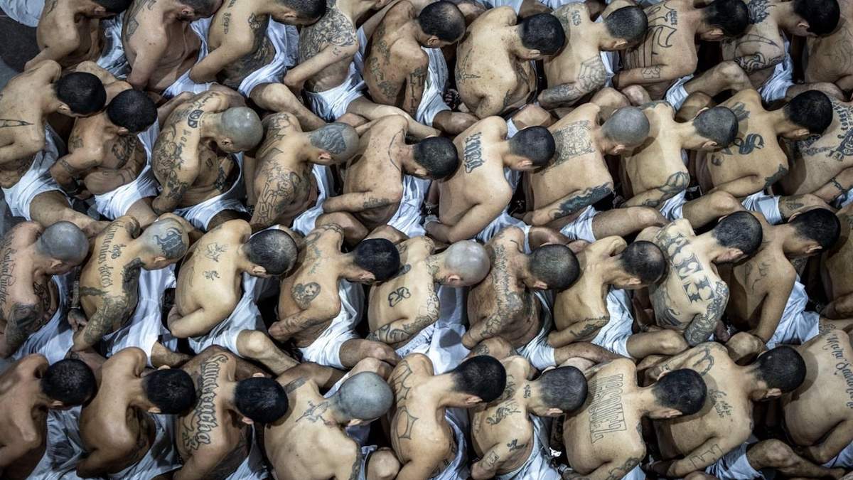 Decenas de presos señalados como pandilleros en el Centro de Confinamiento del Terrorismo en Tecoluca, San Vicente, en El Salvador