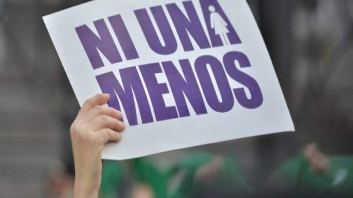 Una mano alza un cartel en una manifestación. Fuente: (Twitter)