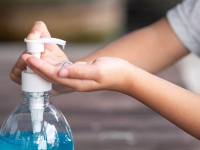 La ANMAT le bajó el pulgar a este alcohol en gel y a un producto consumido por celíacos