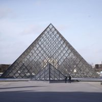 Museo de Louvre reabre sus puertas tras ataque del viernes