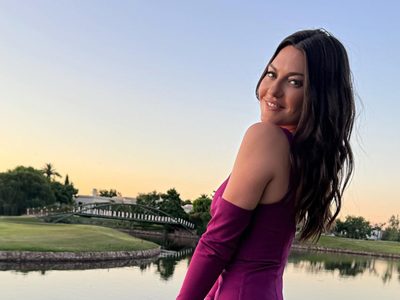 Western y muy chic: Sofia Jujuy Jiménez posó con un vestido mocha mousse perfecto para esta temporada