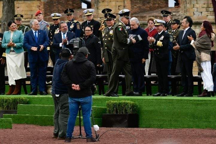 La entrega de la presea al general Salvador Cienfuegos por parte del presidente Andrés Manuel López Obrador