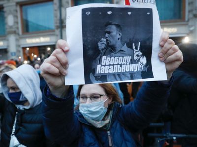 Médicos piden al opositor ruso encarcelado Navalni que ponga fin a su huelga de hambre