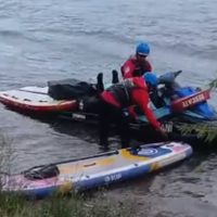 Dramático rescate en el Limay: cayeron de sus tablas de SUP y terminaron atrapados