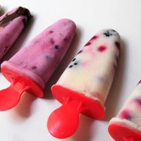 Con solo 2 ingredientes, prepará estos palitos helados de yogurt para tener en el freezer y lucirte este verano