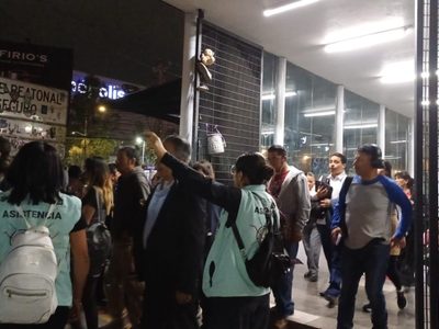 Pasajeros de la Línea 3 del Metro caminan por las vías tras falla eléctrica (Video)