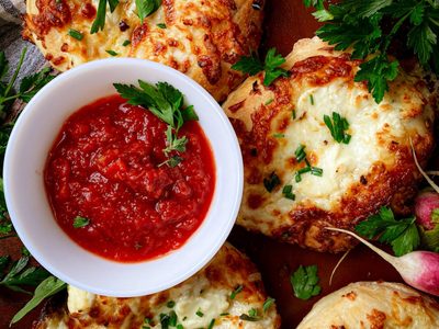 Pizzetas de pollo y espinaca: la increíble y facilísima versión que vas a querer probar ya