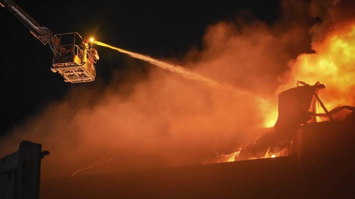 En esta imagen proporcionada por el Servicio ucraniano de emergencias, personal de emergencias trabaja para extinguir un incendio tras un ataque ruso en Odesa, Ucrania