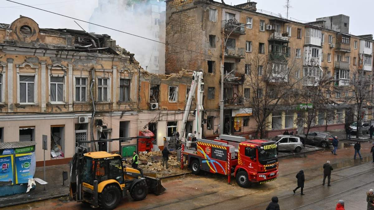 Rescatistas despejan los escombros de un edificio residencial muy dañado por un ataque ruso en Odesa, Ucrania, el martes 27 de enero de 2026