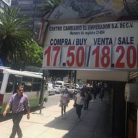 Peso vuelve a caer tras la defensa de AMLO a la reforma judicial; el dólar, a 18:35