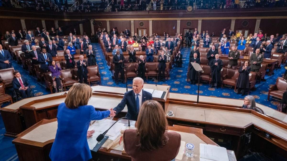 Joe Biden saluda a Nancy Pelosi durante el discurso por el Estado de la Unión