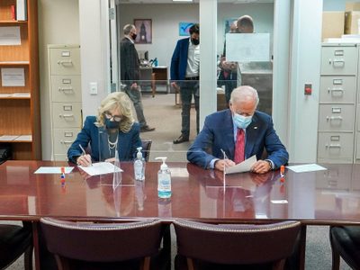 Joe Biden y su esposa Jill votan de manera anticipada en Delaware
