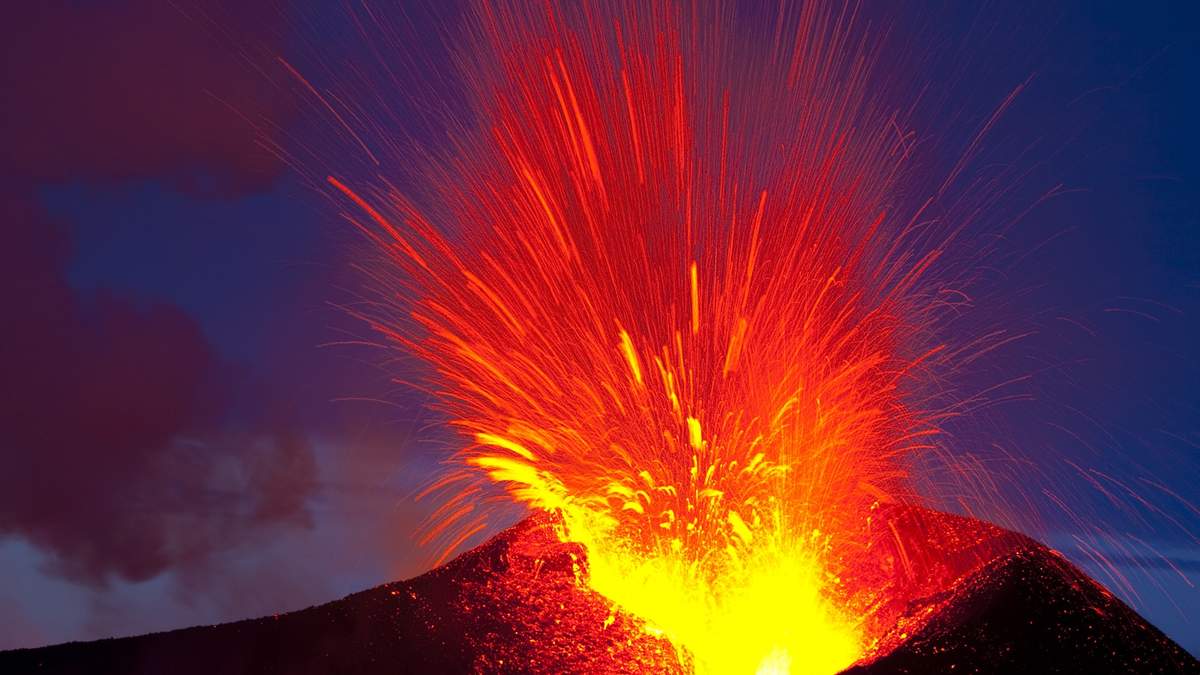 Un volcán expulsa lava en Islandia. Fuente: (Twitter)
