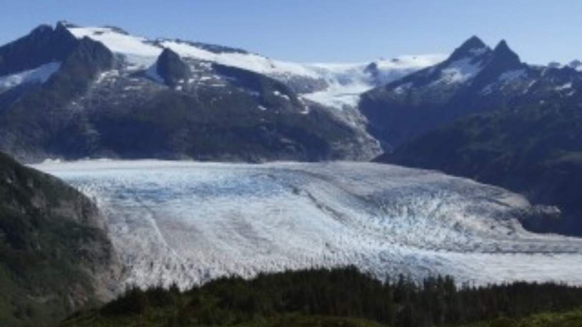 La parte fronral del glaciar Mendenhall se observa desde el sendero del Monte McGinnis en Juneau, Alaska