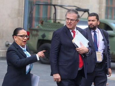 Agreden a Ebrard afuera de Palacio Nacional; le arrojan un vaso de helado (Video)