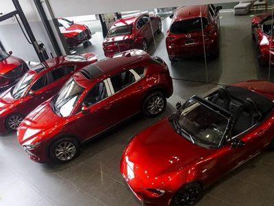 Profeco alerta a propietarios por fallas en autos Mazda, Mitsubishi y Tesla