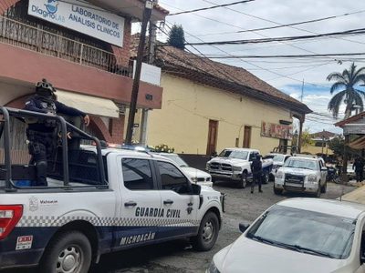 Ataque armado en Palacio Municipal de Tingüindín deja un civil y un policía muertos