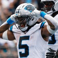 Bryce Young y Rico Dowdle ayudan a los Panthers a remontar para vencer a los Dolphins 27-24