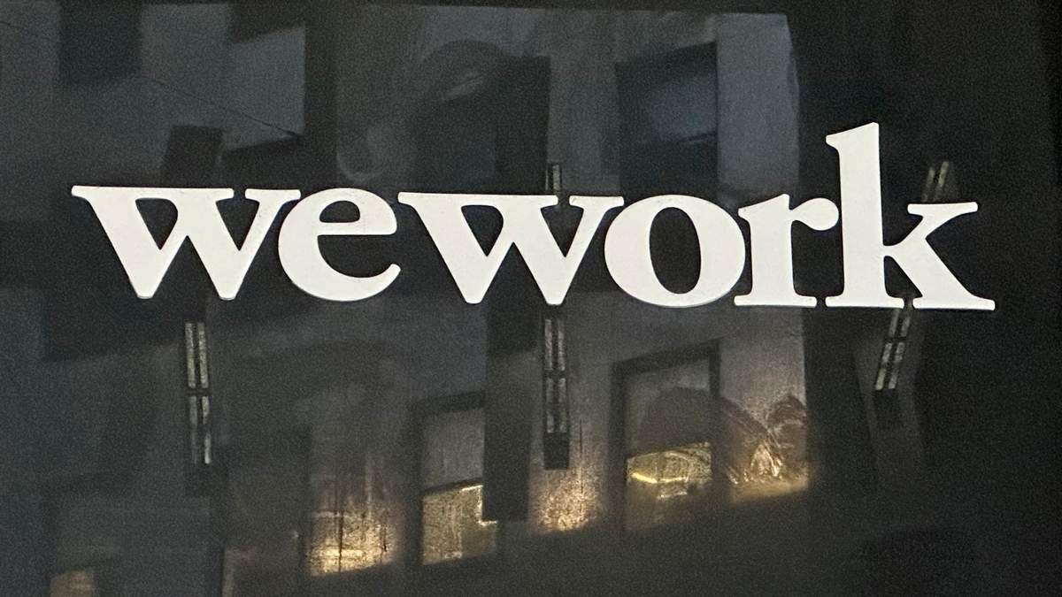 El logo de WeWork en una sucursal de Nueva York