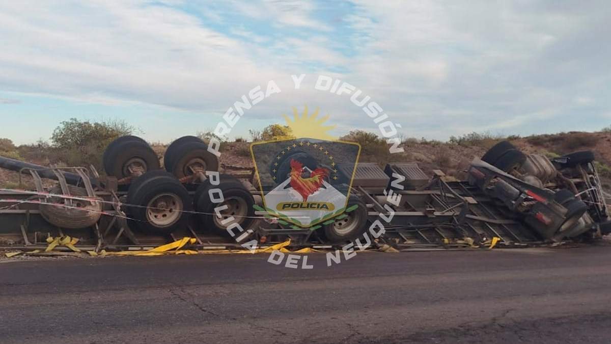 El camión de transporte de tubos de gas quedó volcado en la banquina. Fuente (Policía de Neuquén)