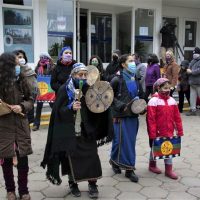 En medio de la polémica, finalmente izaron la bandera mapuche en la UNCo