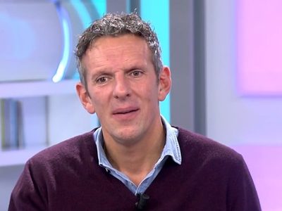Joaquín Prat no notó que la llevaba puesta y la cámara lo ponchó justo en ese momento