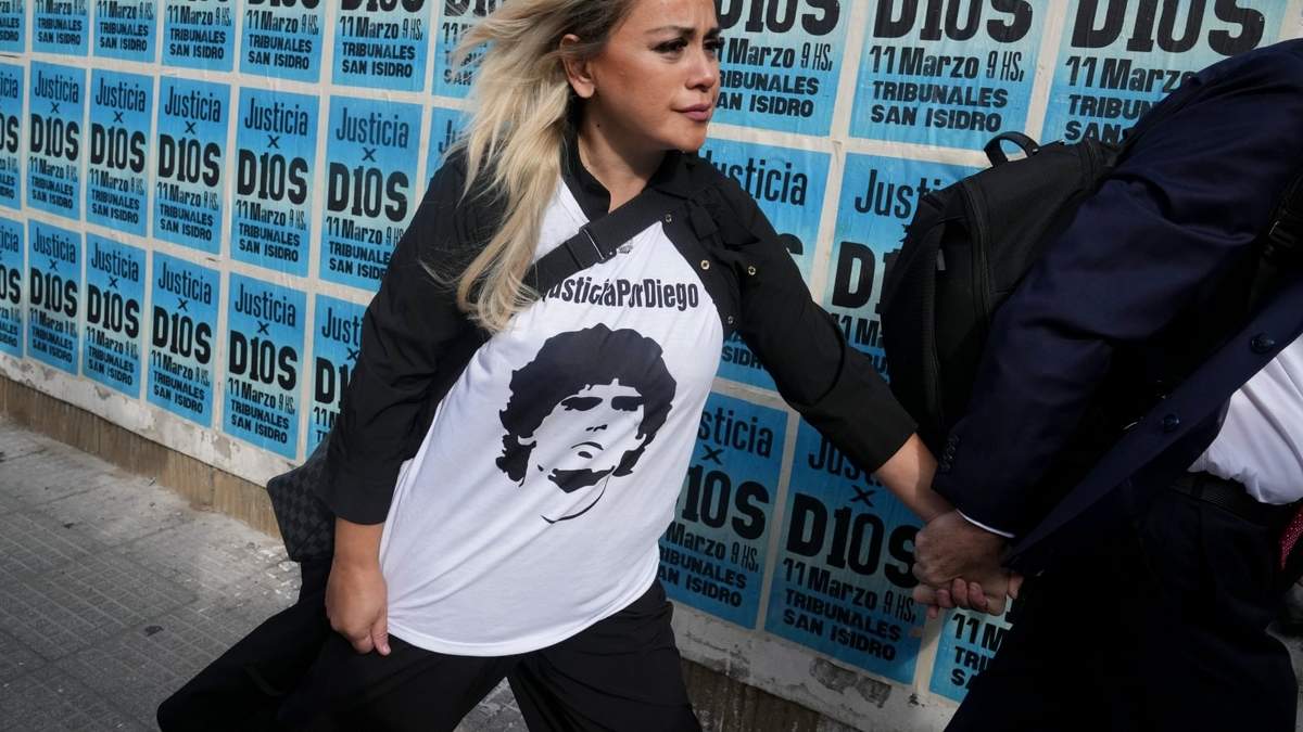 Verónica Ojeda, expareja de Maradona, llega al juicio al tribunal para el primero del juicio por homicidio por negligencia al personal médico que atendió al exfutbolista