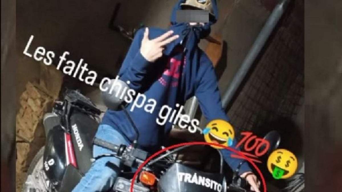 Robó la moto y se fotografió sobre ella. Fuente (Alerta Digital)