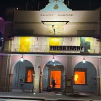 Queman el Palacio Municipal de Apatzingán durante protesta por el asesinato de Carlos Manzo (Videos)