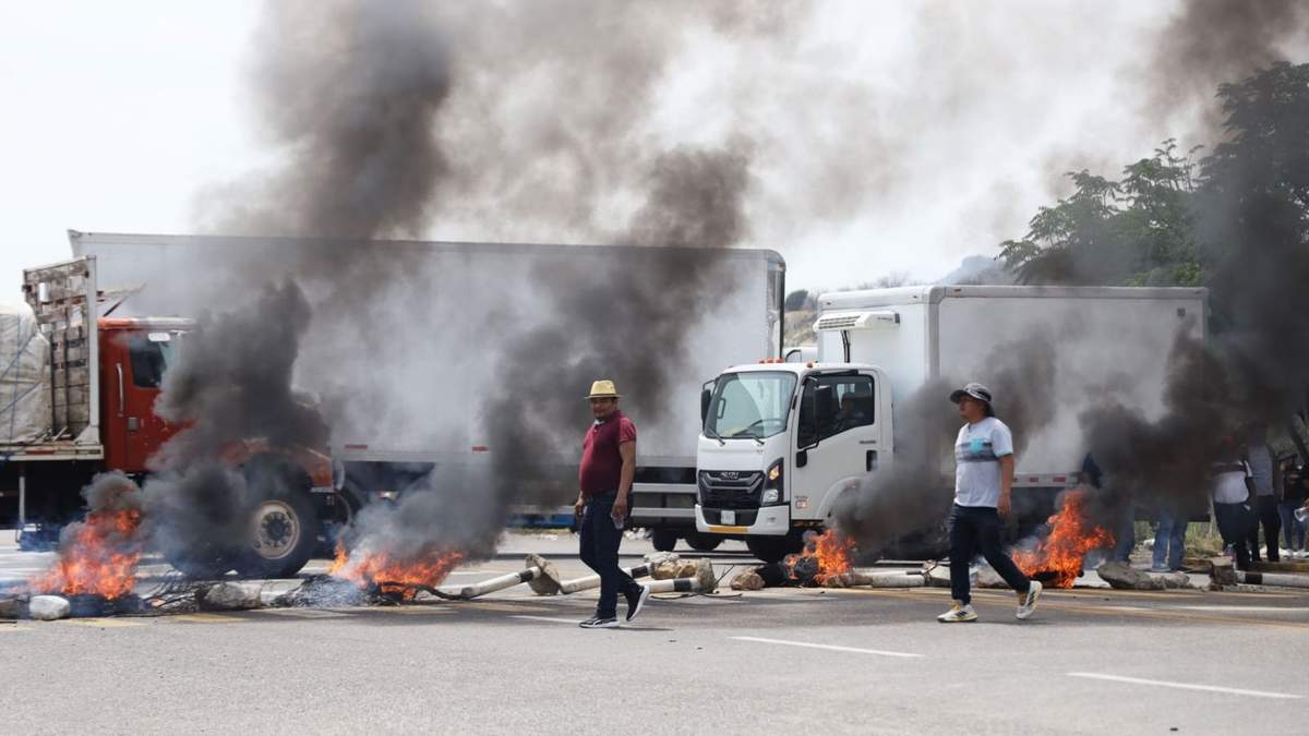 Profesores realizaron un bloqueo en Tlacolula después de los hechos violentos en Mitla