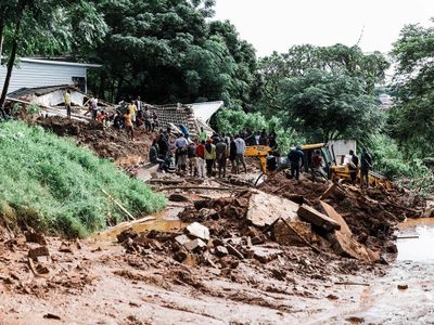 Nuevas lluvias aguan las esperanzas de encontrar sobrevivientes en Sudáfrica