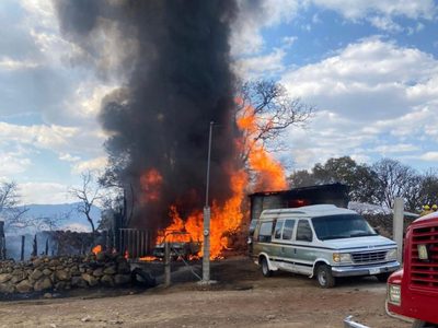 Explota toma de huachicol en Atlacomulco; se incendian dos vehículos y un inmueble