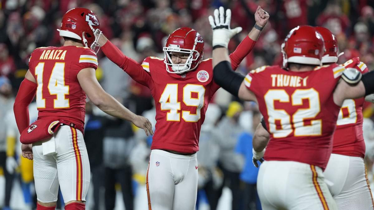 Matthew Wright (49), pateador de los Chiefs de Kansas City, celebra después de convertir el gol de campo decisivo en el último momento del partido