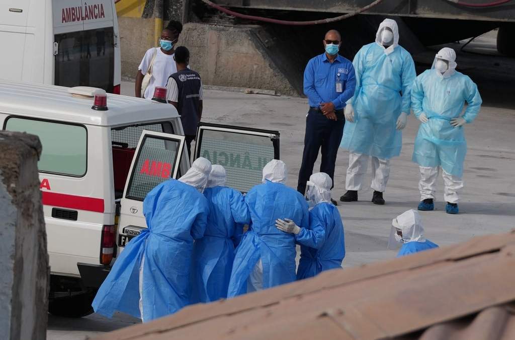 ARCHIVO – Trabajadores sanitarios con equipo de protección evacuan a los pacientes del crucero MV Hondius hacia una ambulancia en Praia, Cabo Verde, el 6 de mayo de 2026