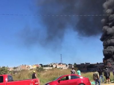 Reportan incendio de dos bodegas de huachicol en Morelia