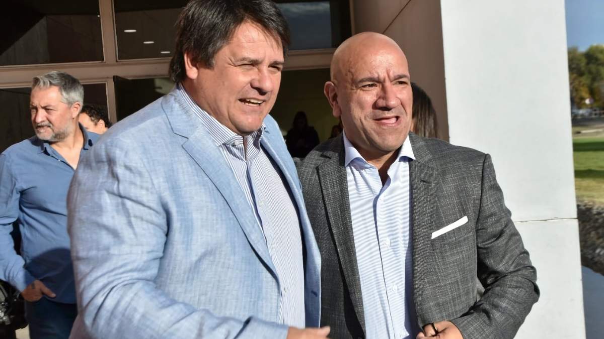 Mariano Gaido y Darío Lucca en la firma del convenio por la tarifa eléctrica social. Fuente: (Twitter)