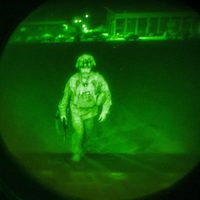 Chris Donahue ; EU difunde la imagen de su último militar en Afganistán