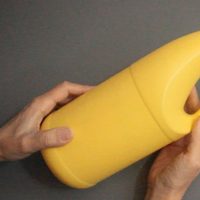 No tires el envase de lavandina: creá este facilísimo y útil canasto para tu baño