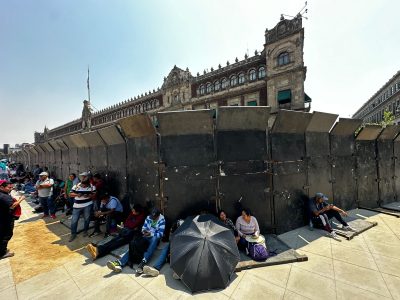 Amurallan Palacio Nacional por movilización de los 43 normalistas de Ayotzinapa