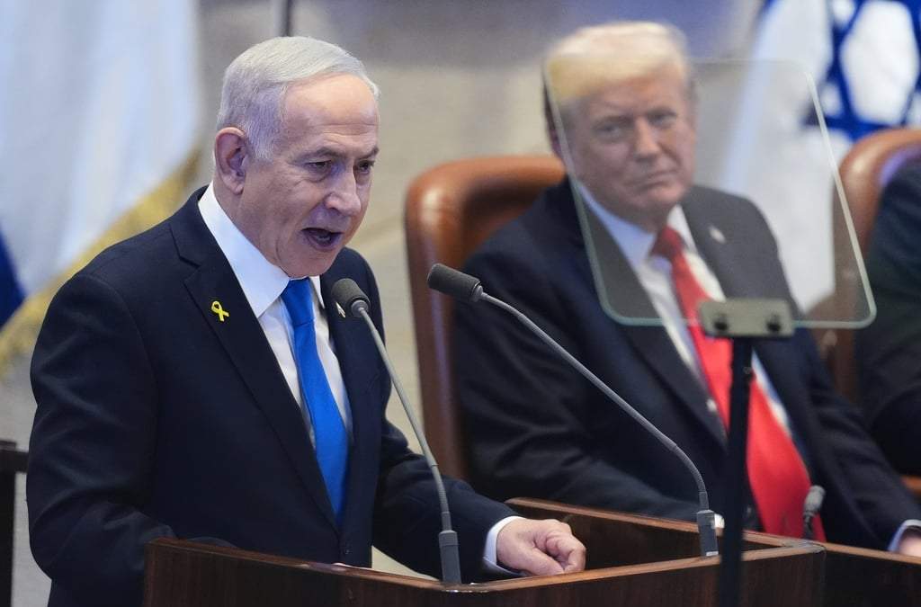 El presidente Donald Trump escucha al primer ministro israelí, Benjamin Netanyahu, mientras este se dirige a la Knéset, el parlamento israelí, el lunes 13 de octubre de 2025, en Jerusalén
