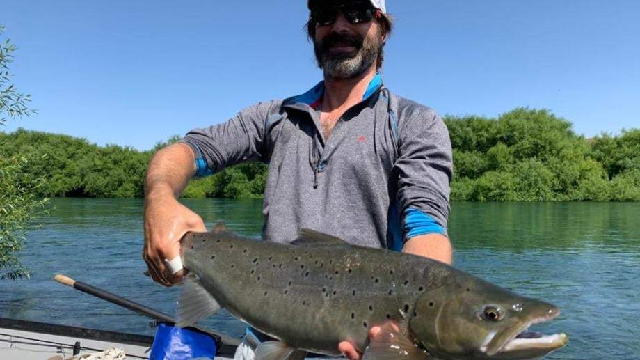 Pancho Romero con la trucha pescada Fuente: (Twitter)