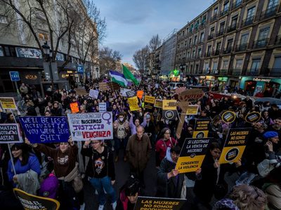 Marchan en España por el 8M en medio de esta doble polémica