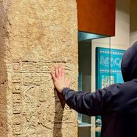 “Regañan” a Bad Bunny por tocar una estela maya en el Museo de Antropología