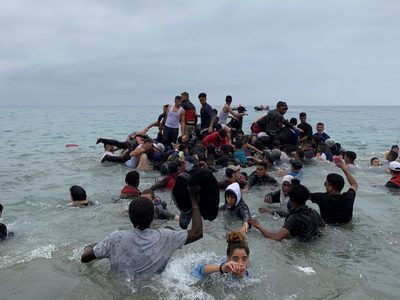 Caos en Ceuta: miles de migrantes cruzan la frontera de Marruecos hacia España